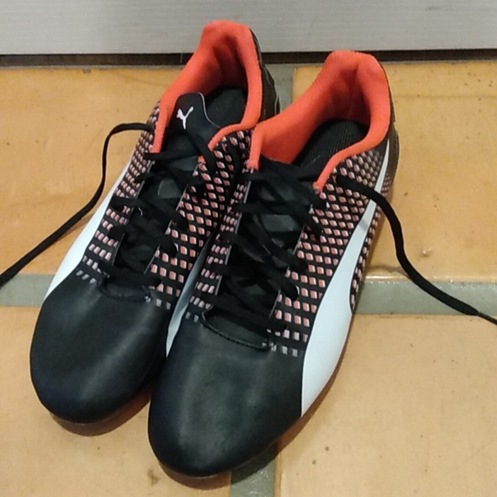 Puma Soccer Cleats Men's Size 10 US Black/Red
